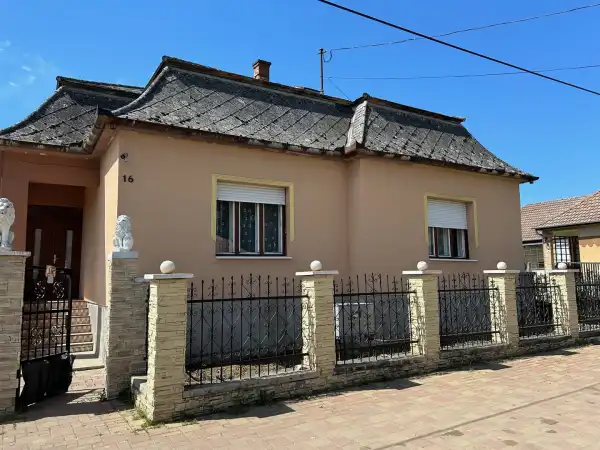 Eladó családi ház, Kálló 6+1 szoba 250 m² 35 M Ft