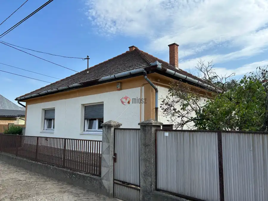 eladó családi ház, Tura
