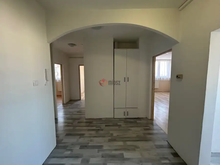 eladó panellakás, Hatvan